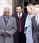 Jochen Mensing: "Kofi Annan, seine Frau Nane und Hans K&uuml;ng am 12.12.2003 vor dem Bonatzbau"