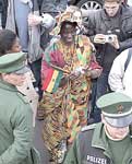 Jochen Mensing: "Fans von Kofi Annan am 12.12.2003 vor dem Bonatzbau"