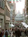 Jochen Mensing: Umbrisch-Provencalischer Markt 2003. Kirchgasse mit Marktplatz