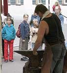 Jochen Mensing: Kunstschmied auf dem Markt der M&ouml;glichkeiten, Mai 2003